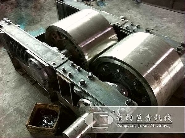 對(duì)輥制沙機(jī)組裝中